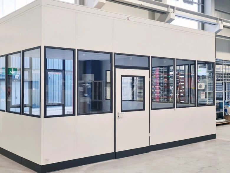 Hallenbüro mit Messraum