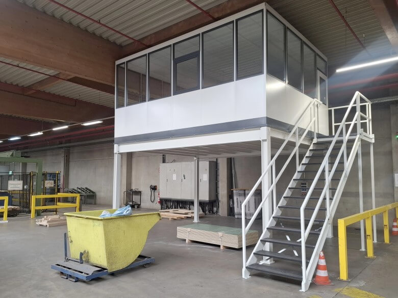 Hallenbüro mit Bühne